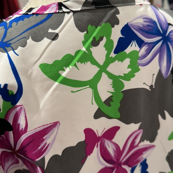 NEVERWORN woman’s scrub top - Picture 5 of 5